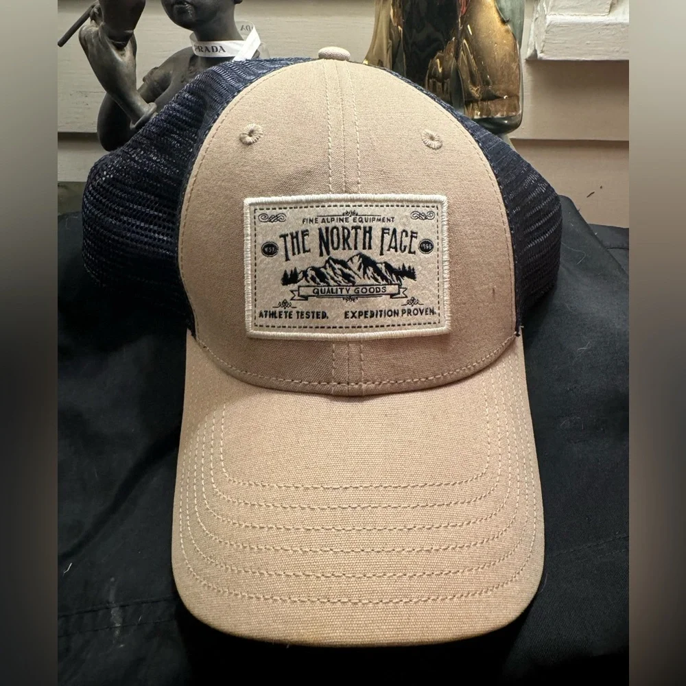 The North Face Trucker Hat like-new